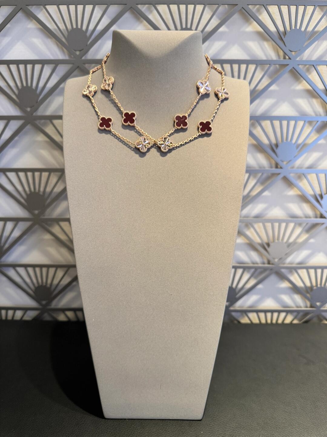 [ELAN LUXE]CLOVER 20 MOTIFS LASER CARNELIAN NECKLACE