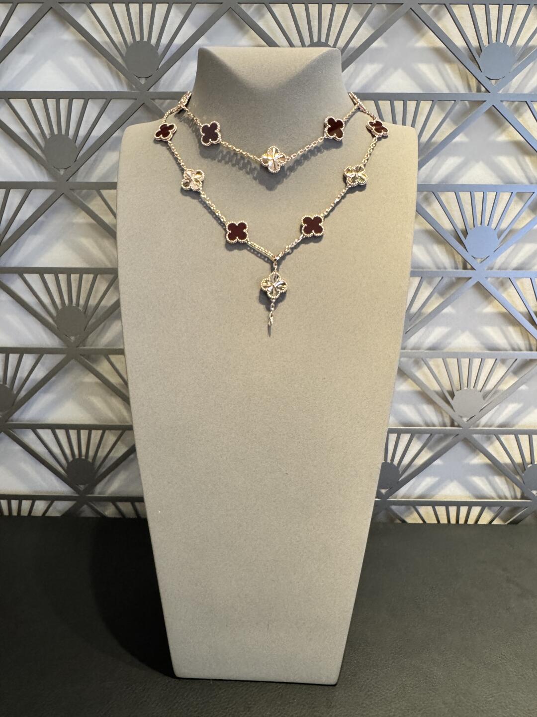 [ELAN LUXE]CLOVER 20 MOTIFS LASER CARNELIAN NECKLACE