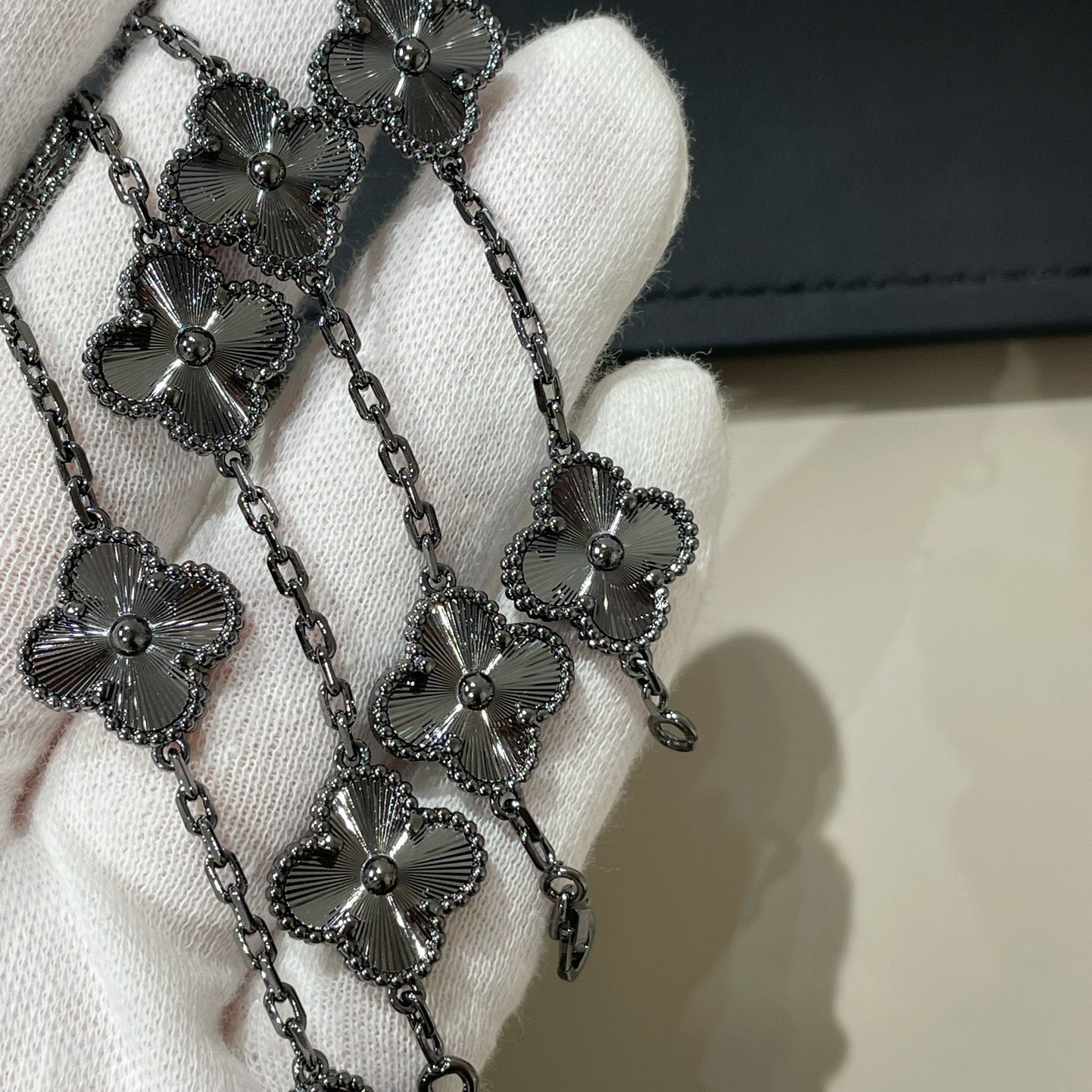 [ELAN LUXE]CLOVER 5 MOTIF BLACK BRACELET
