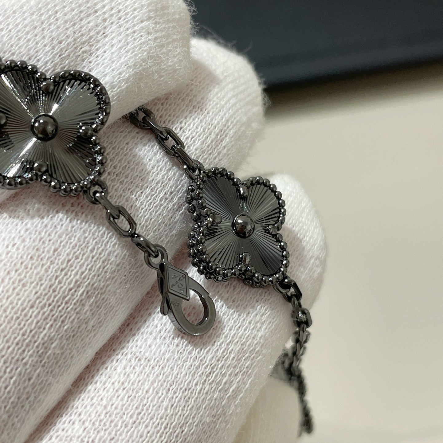 [ELAN LUXE]CLOVER 5 MOTIF BLACK BRACELET
