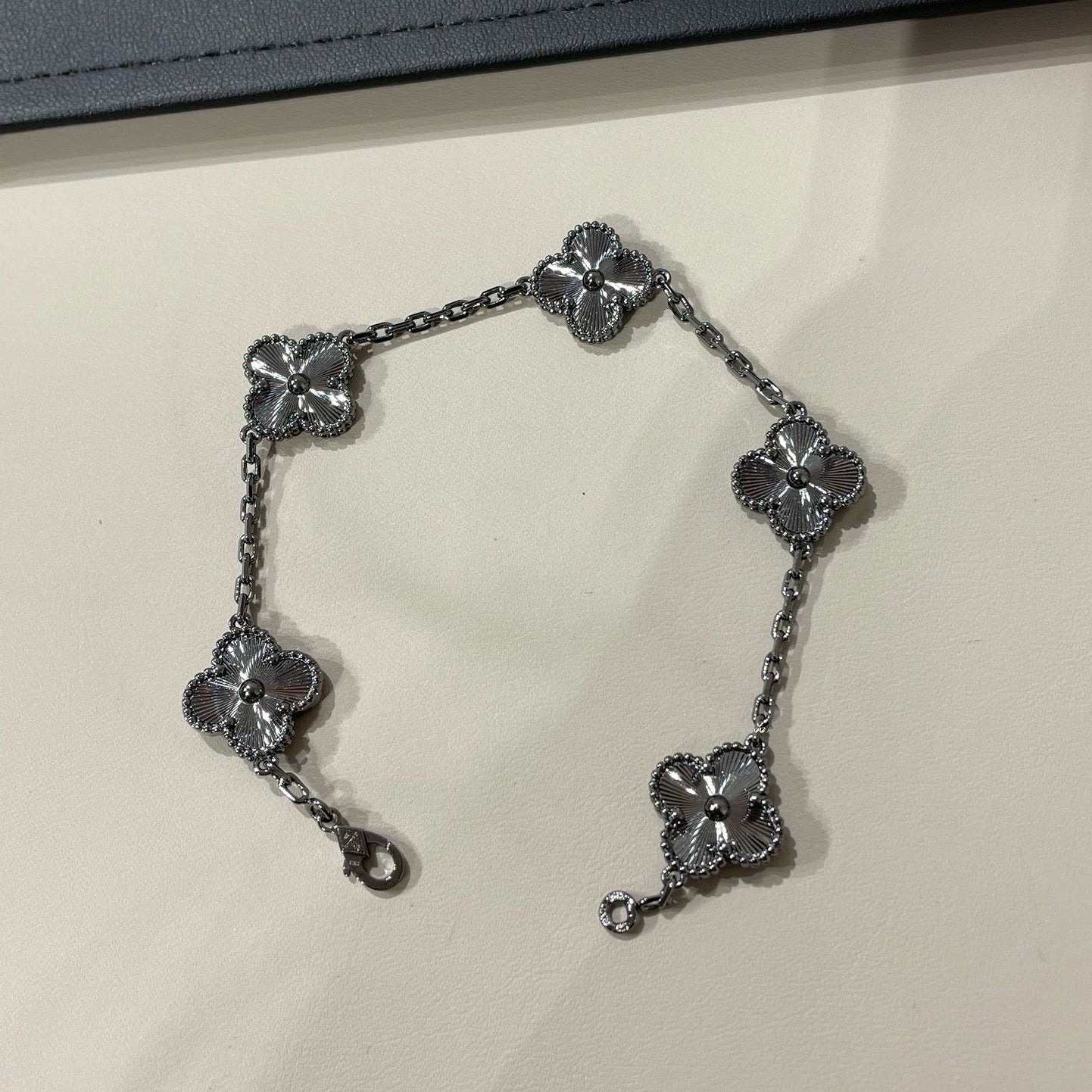 [ELAN LUXE]CLOVER 5 MOTIF BLACK BRACELET
