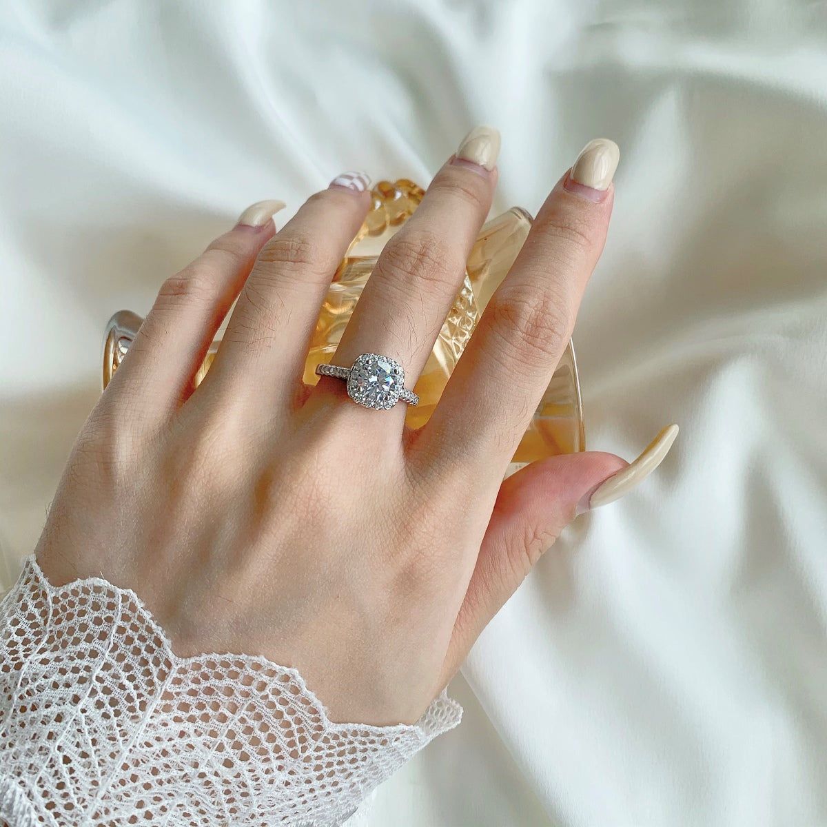 [ELAN LUXE]Dazzling Resplendent Round Cut Wedding Ring