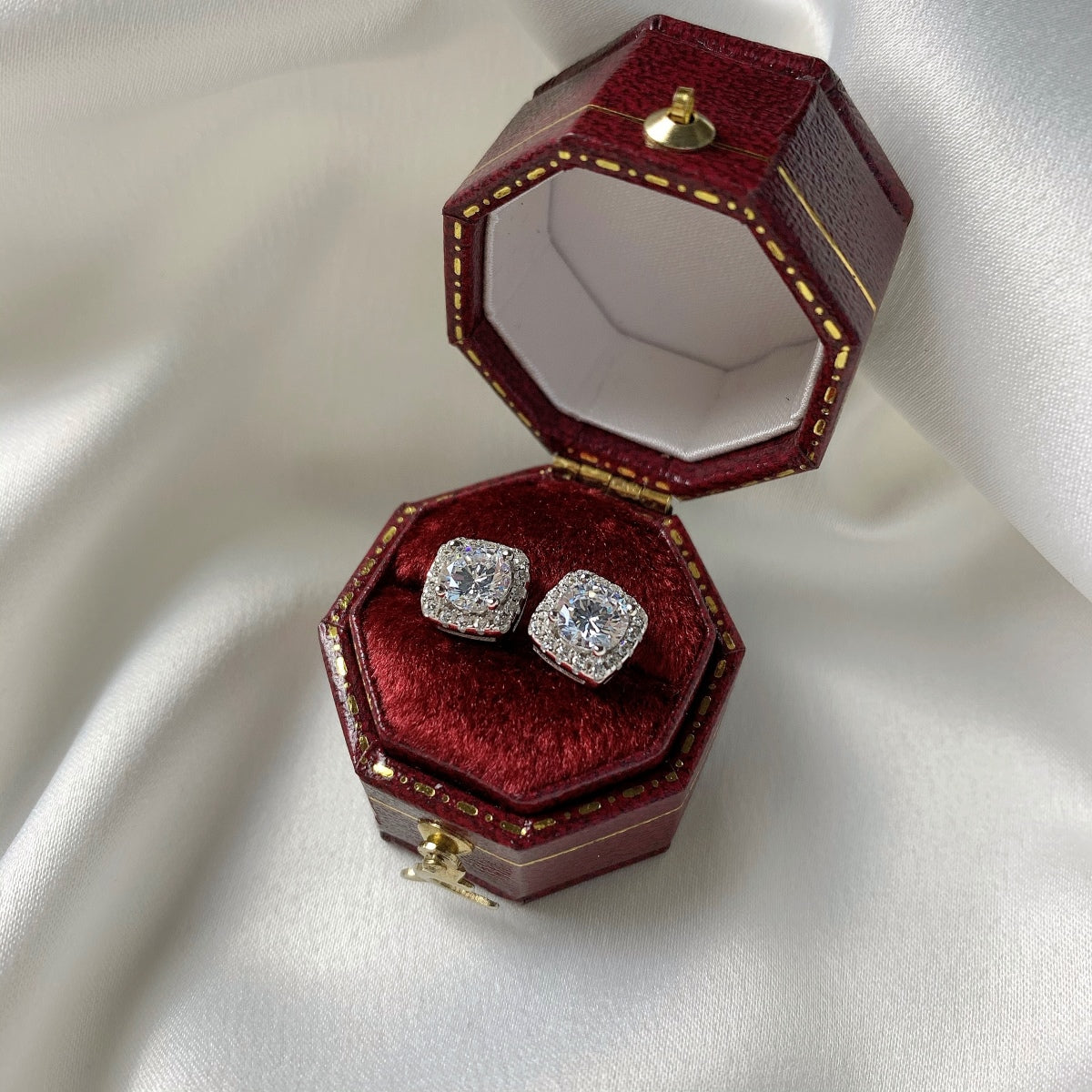 [ELAN LUXE]Classic Round Center Stone Stud Earrings