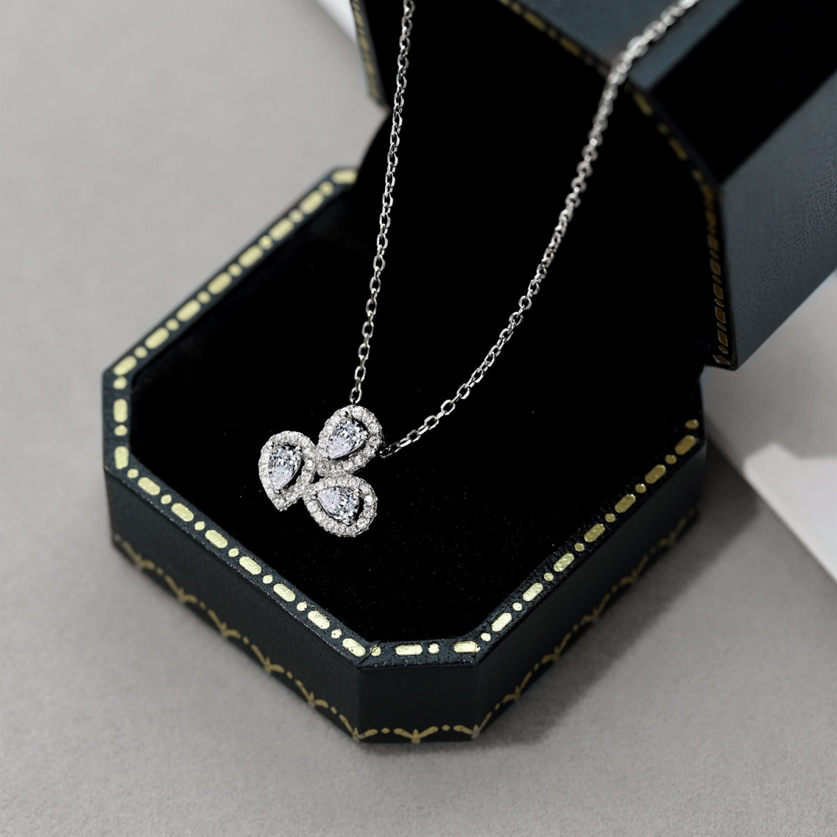 [ELAN LUXE]Elegant Flower Shape Pear Cut Necklace
