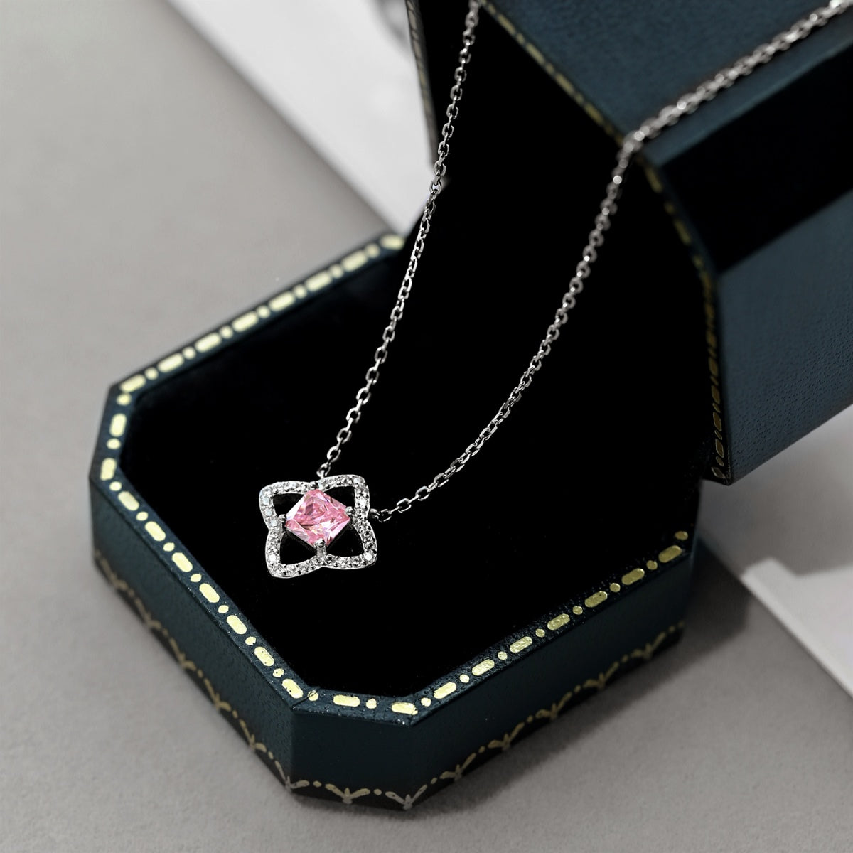 [ELAN LUXE]Exquisite Flower Shape Princess Cut Necklace