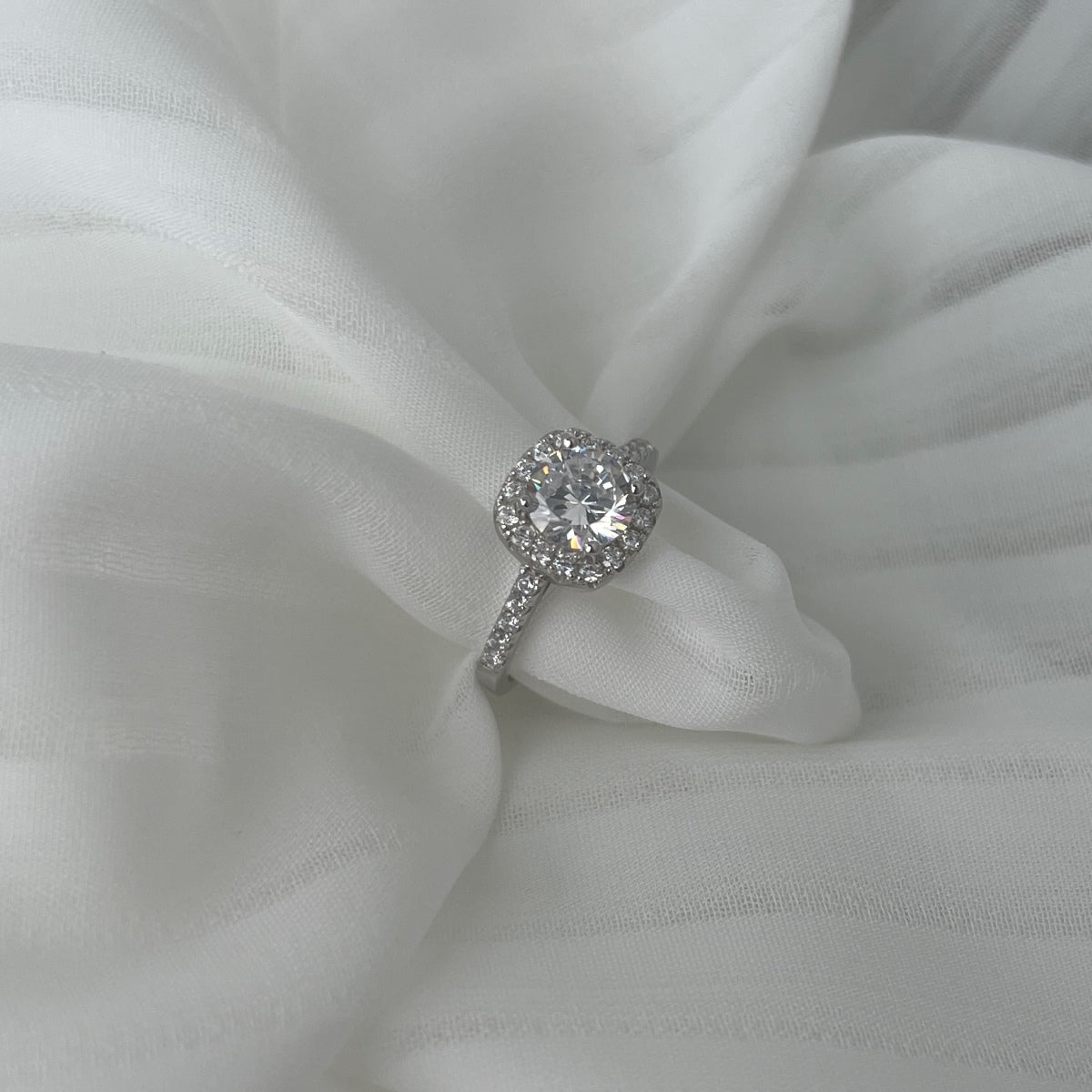 [ELAN LUXE]Dazzling Resplendent Round Cut Wedding Ring