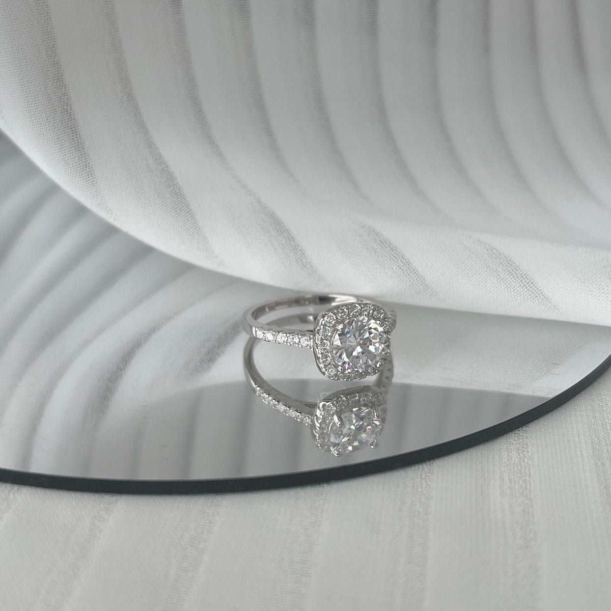 [ELAN LUXE]Dazzling Resplendent Round Cut Wedding Ring