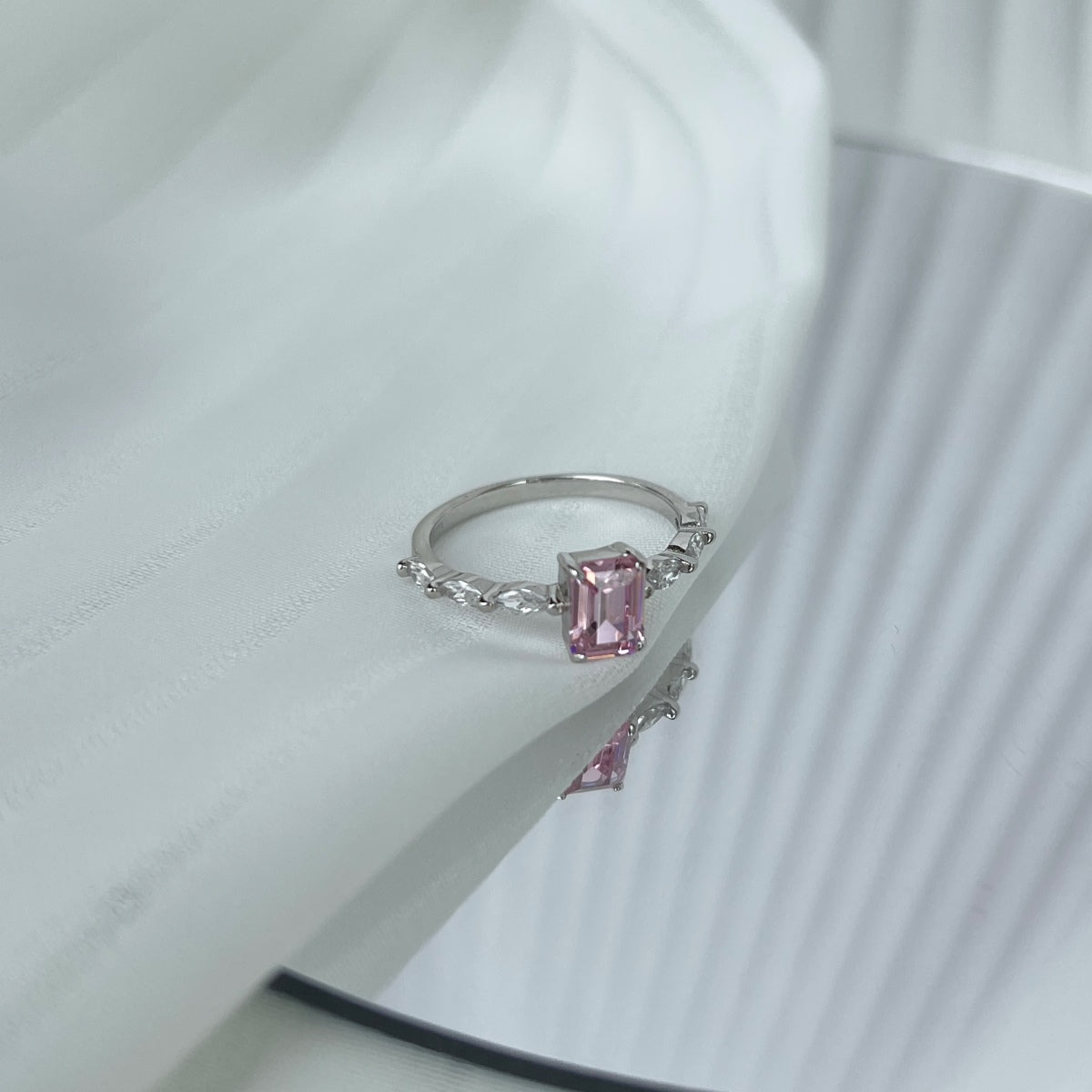 [ELAN LUXE]1.0 Carat Dainty Resplendent Radiant Cut Daily Ring