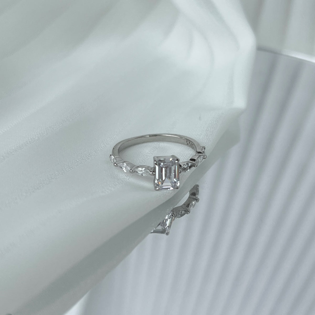 [ELAN LUXE]1.0 Carat Dainty Resplendent Radiant Cut Daily Ring