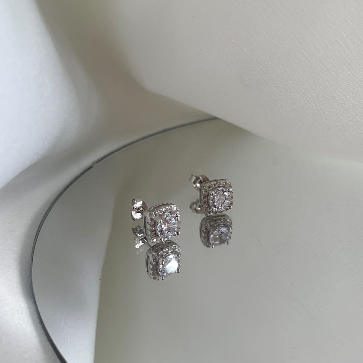[ELAN LUXE]Classic Round Center Stone Stud Earrings