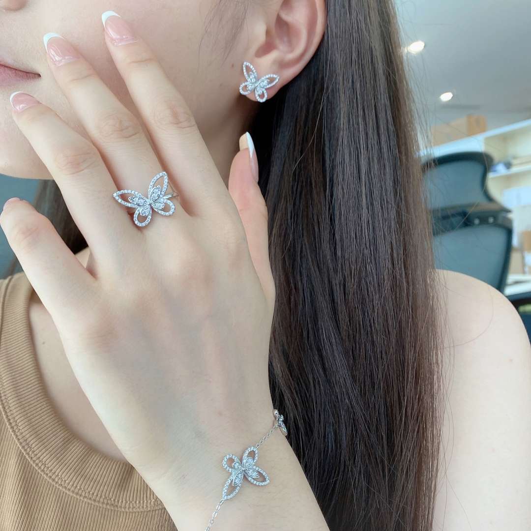 [ELAN LUXE]Delicate Butterfly Pendant Bracelet
