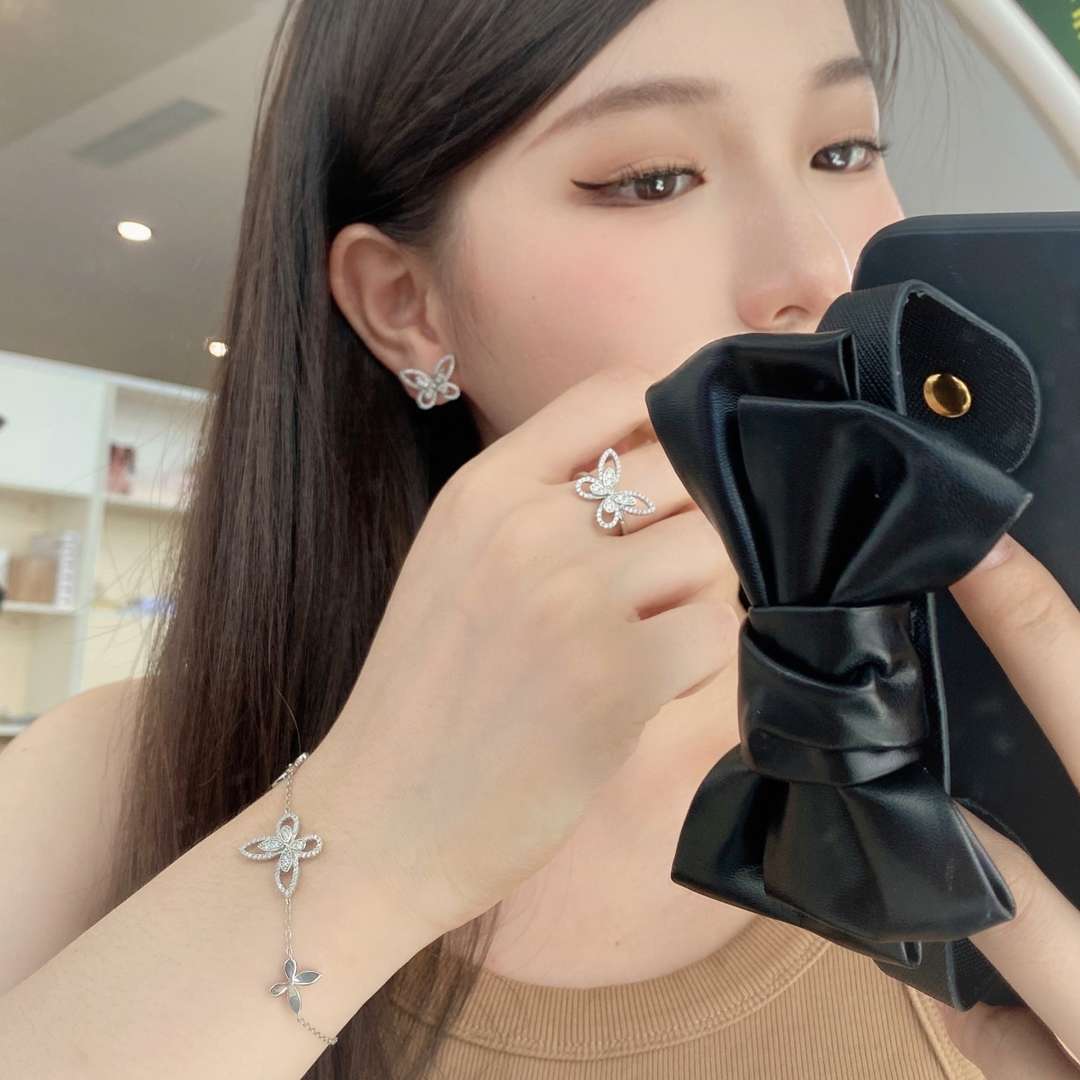 [ELAN LUXE]Delicate Butterfly Pendant Bracelet