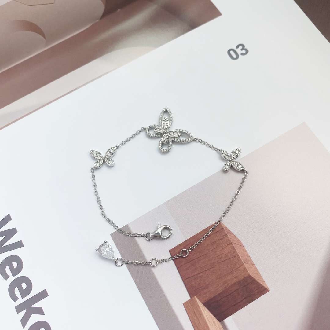 [ELAN LUXE]Delicate Butterfly Pendant Bracelet