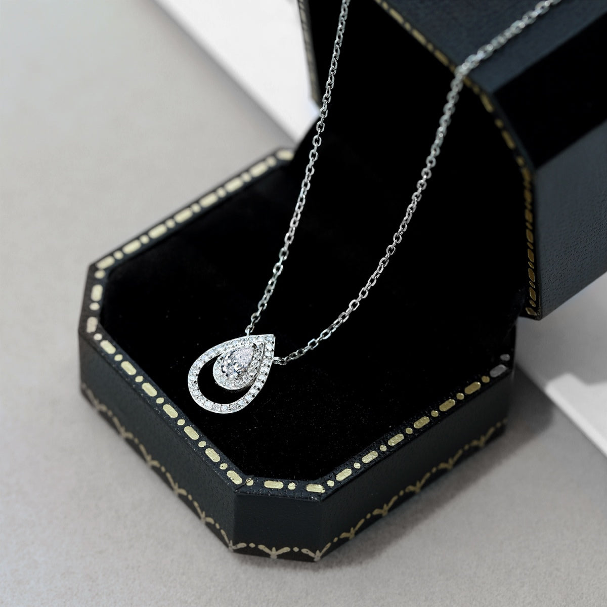 [ELAN LUXE]Sparkling Pear Cut Necklace