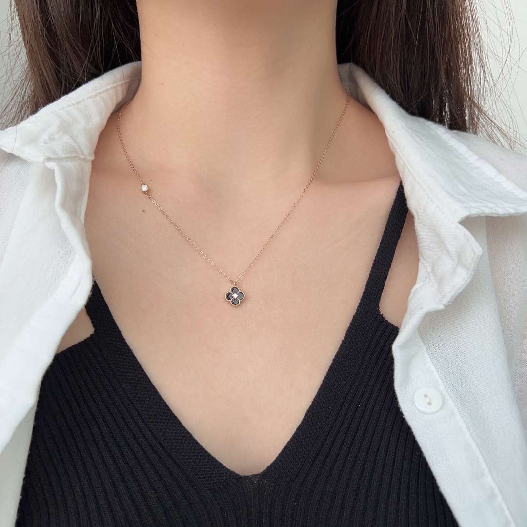 [ELAN LUXE]Delicate Flower Shape Necklace