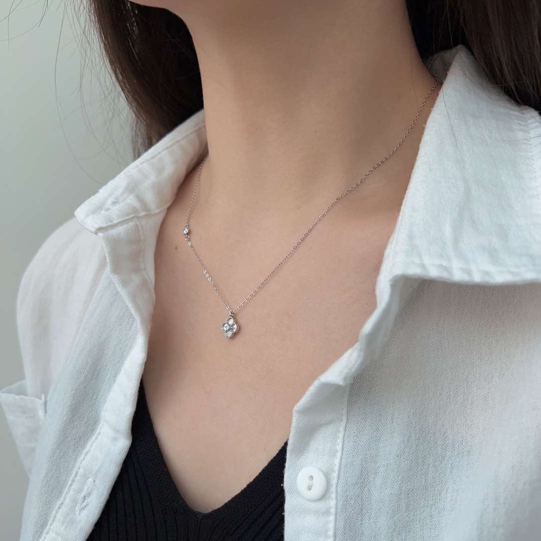 [ELAN LUXE]Delicate Flower Shape Necklace
