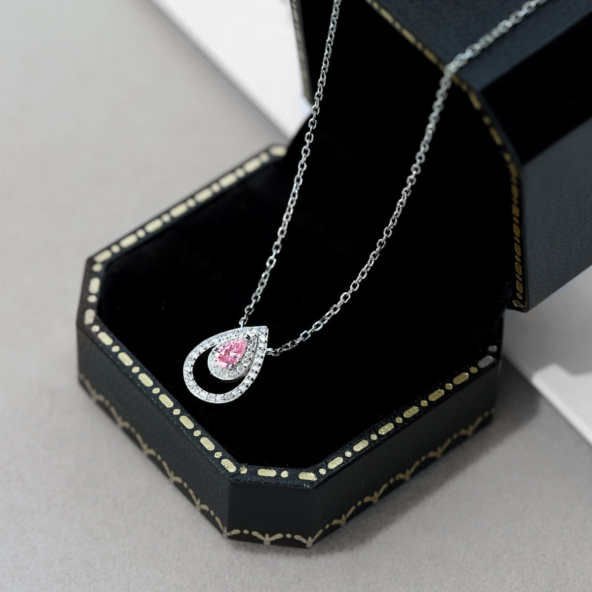 [ELAN LUXE]Sparkling Pear Cut Necklace