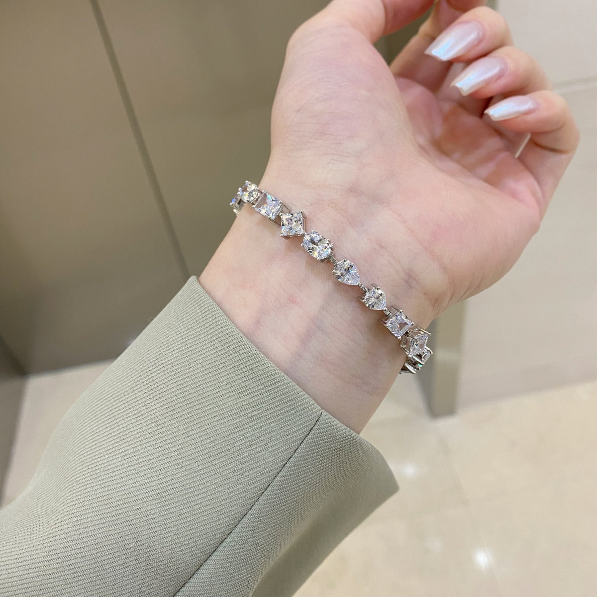 [ELAN LUXE]Unique Exquisite Multi Cut Daily Bracelet
