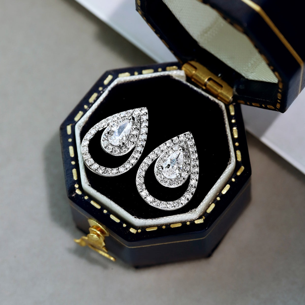 [ELAN LUXE]Sparkling Delicate Water Drop Shape Daily Earrings