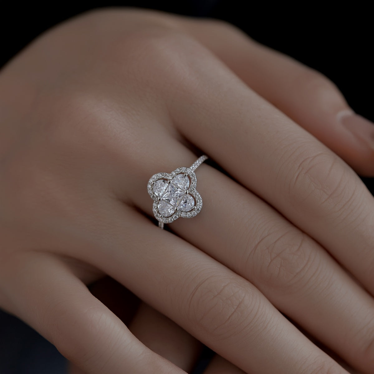 [ELAN LUXE]Luxurious Eternity Flower Shape Banquet Ring