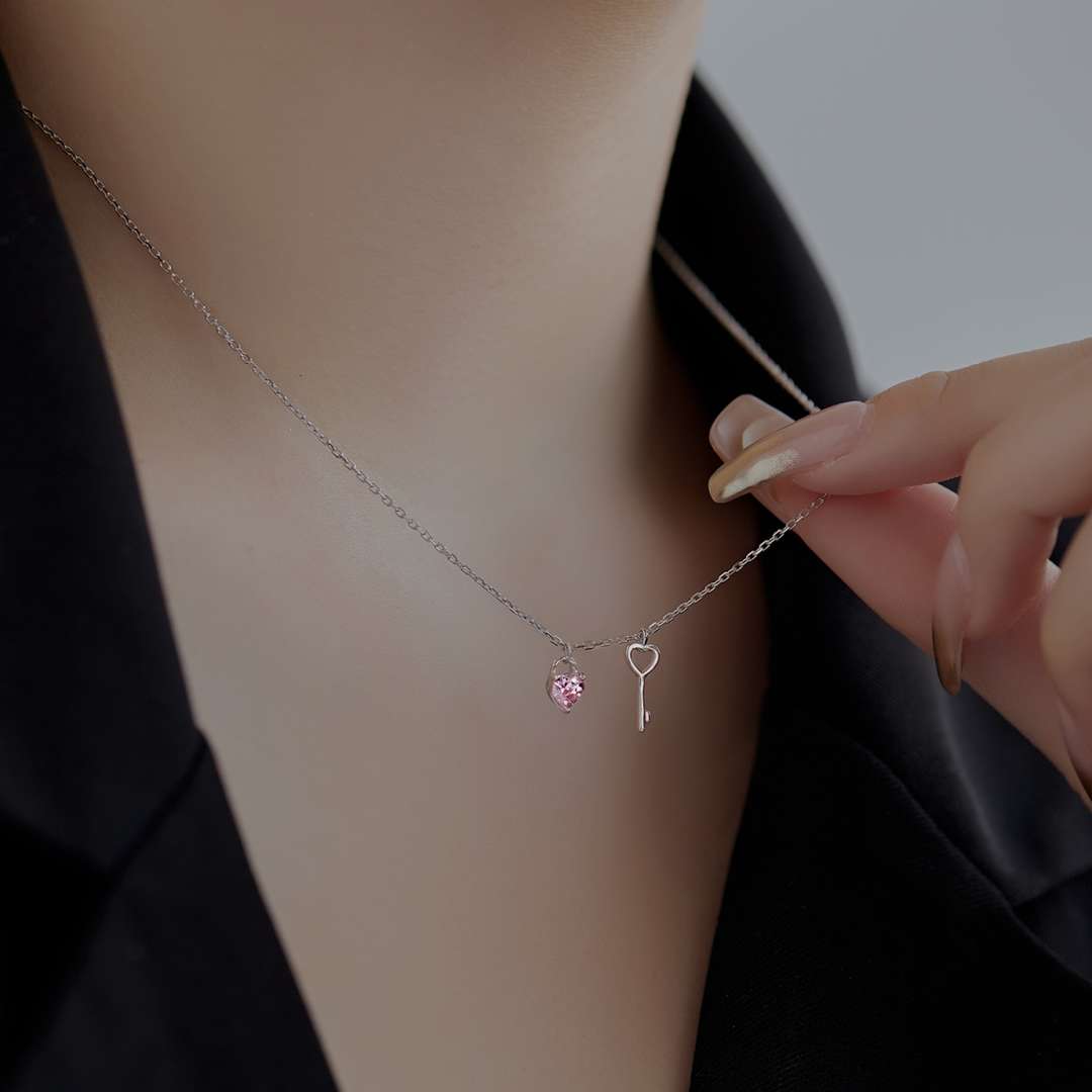 [ELAN LUXE]Unique Heart Shape Key Pendent Necklace
