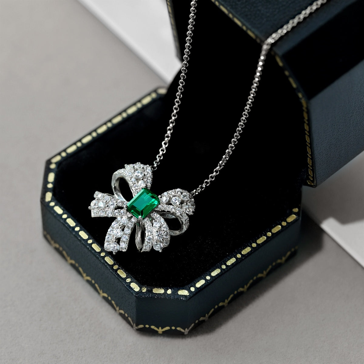 [ELAN LUXE]Luxurious Flower Shape Emerald Cut Necklace