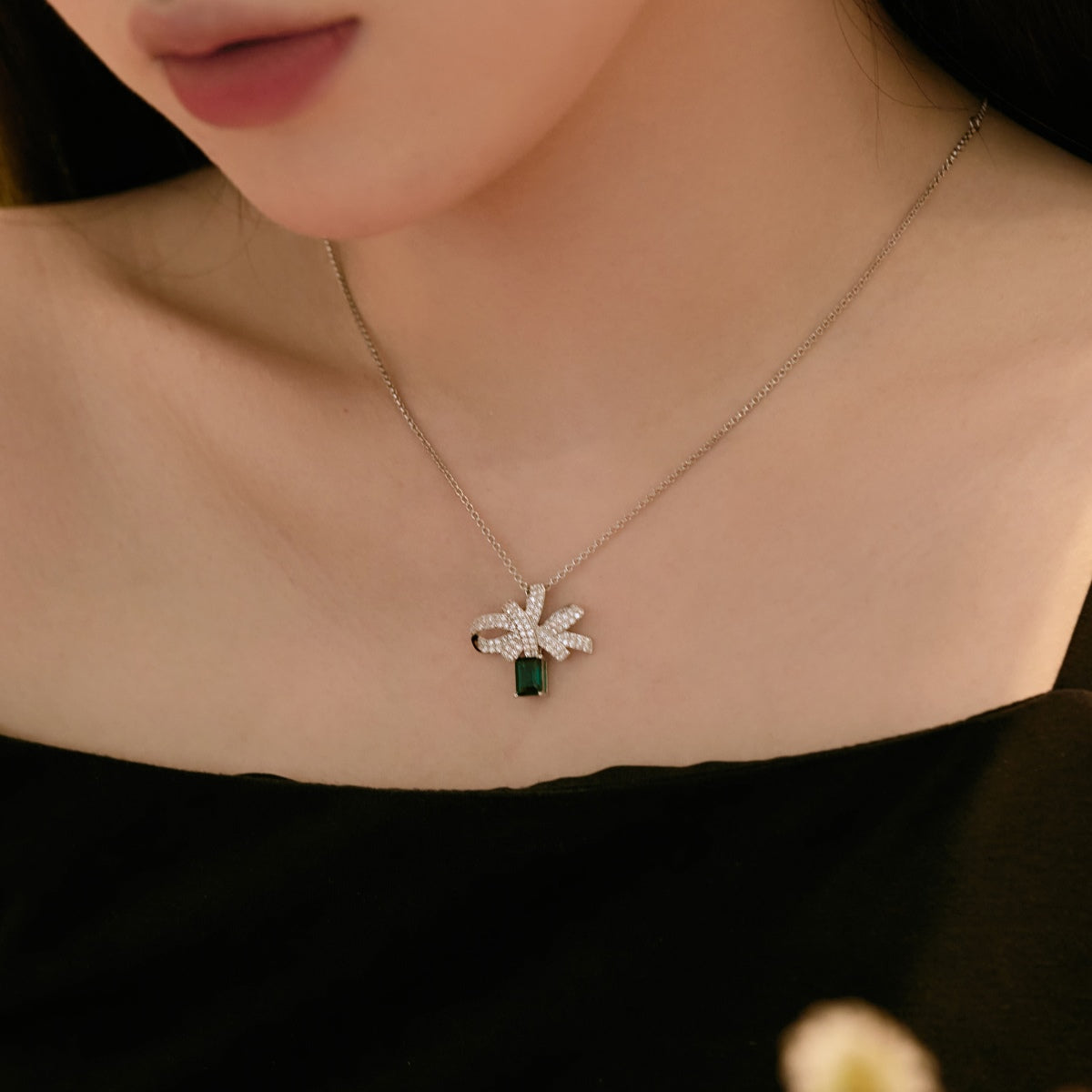 [ELAN LUXE]Luxurious Flower Shape Emerald Cut Necklace