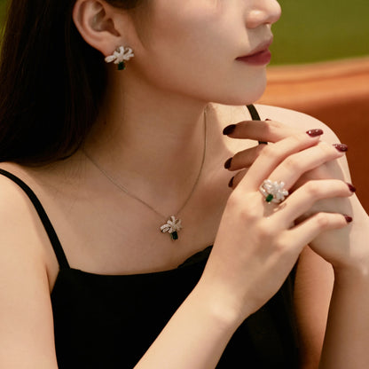 [ELAN LUXE]Luxurious Flower Shape Emerald Cut Necklace