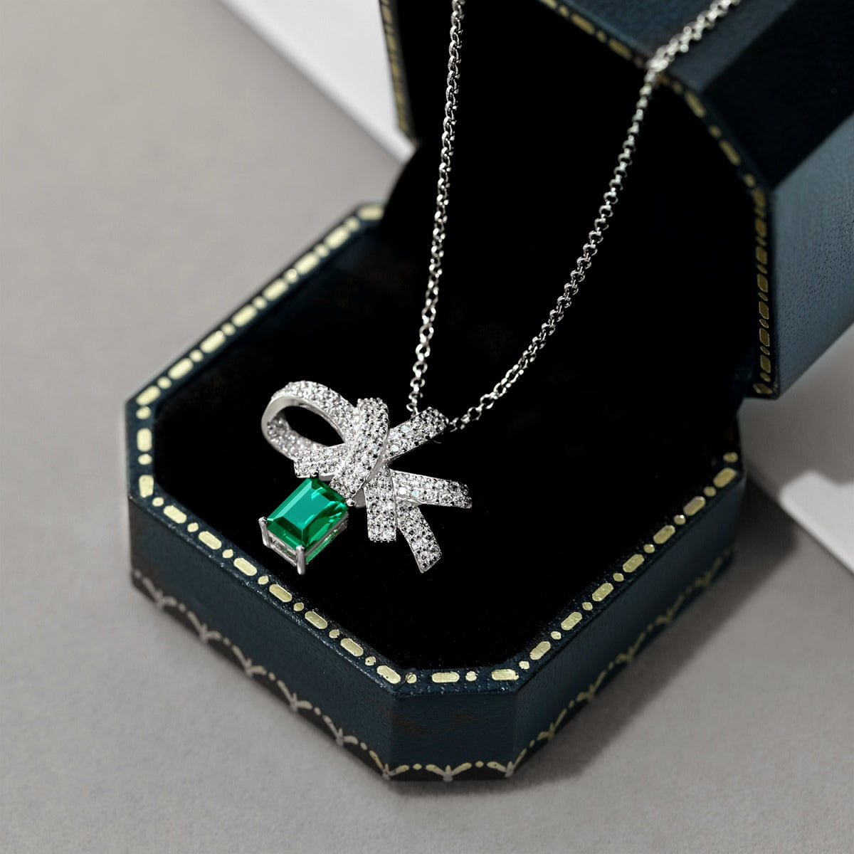[ELAN LUXE]Luxurious Flower Shape Emerald Cut Necklace
