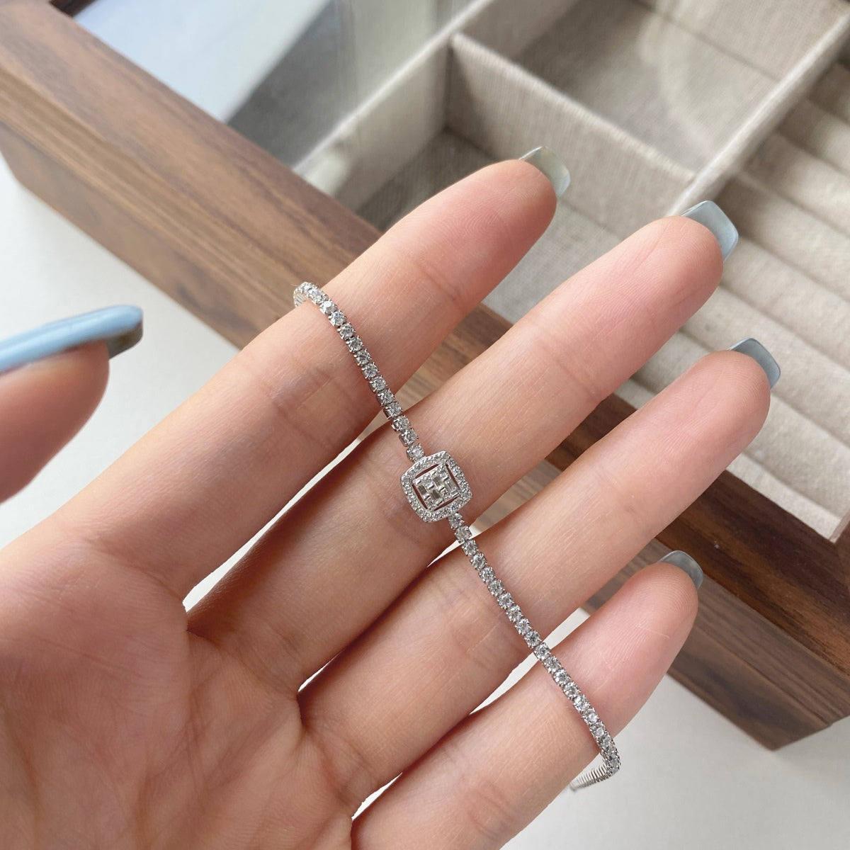[ELAN LUXE]Luxurious Dazzling Square Shape Banquet Bracelet