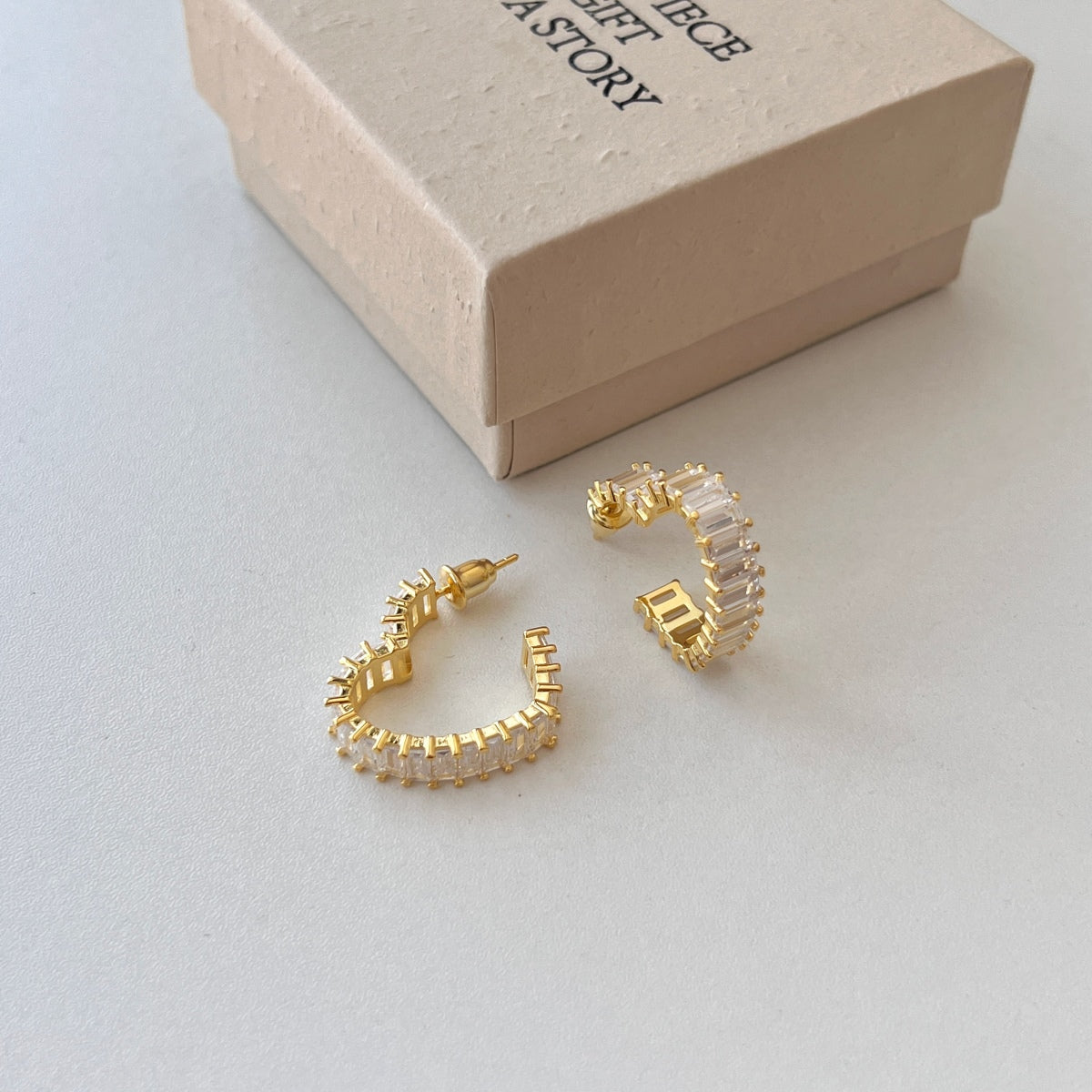 [ELAN LUXE]Radiant Heart Cutout Earrings