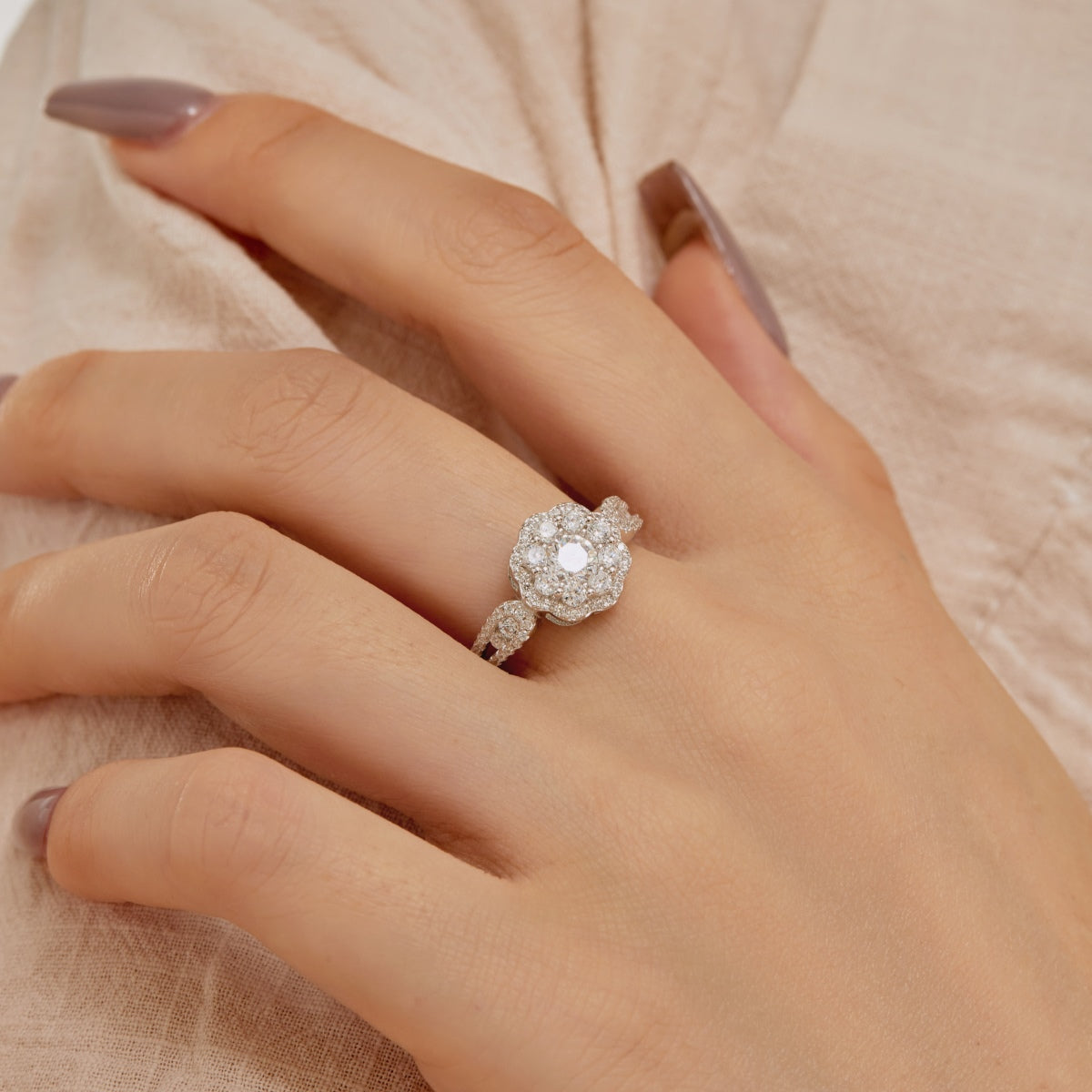 [ELAN LUXE]Delicate Colorful Round Cut Flower Shape Wedding Ring