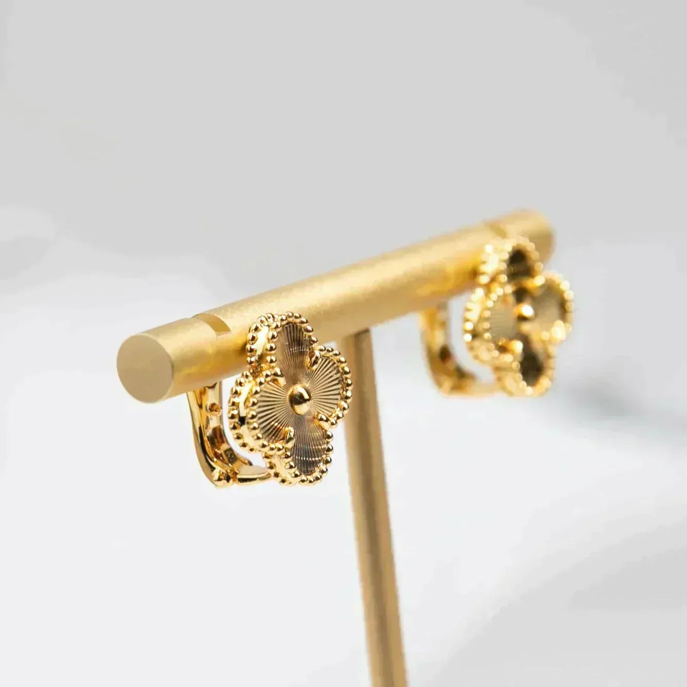 [ELAN LUXE]CLOVER MEDIUM 1 MOTIFS LASER EARRINGS