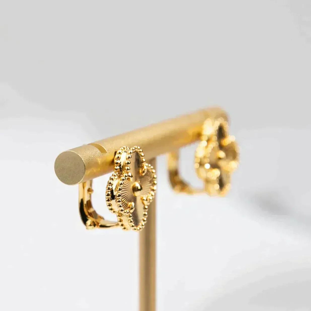 [ELAN LUXE]CLOVER MEDIUM 1 MOTIFS LASER EARRINGS