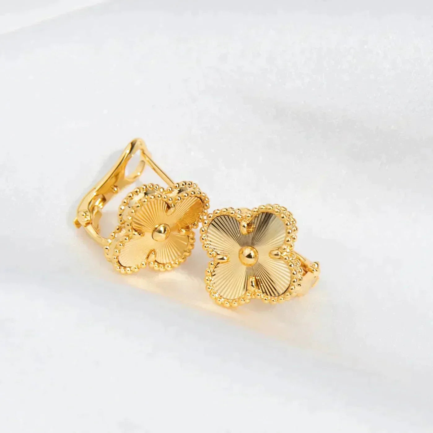[ELAN LUXE]CLOVER MEDIUM 1 MOTIFS LASER EARRINGS