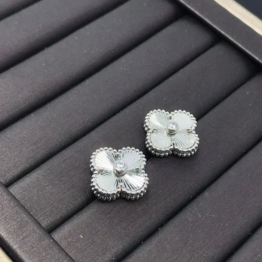 [ELAN LUXE]CLOVER MINI 9.5MM LASER EARRINGS