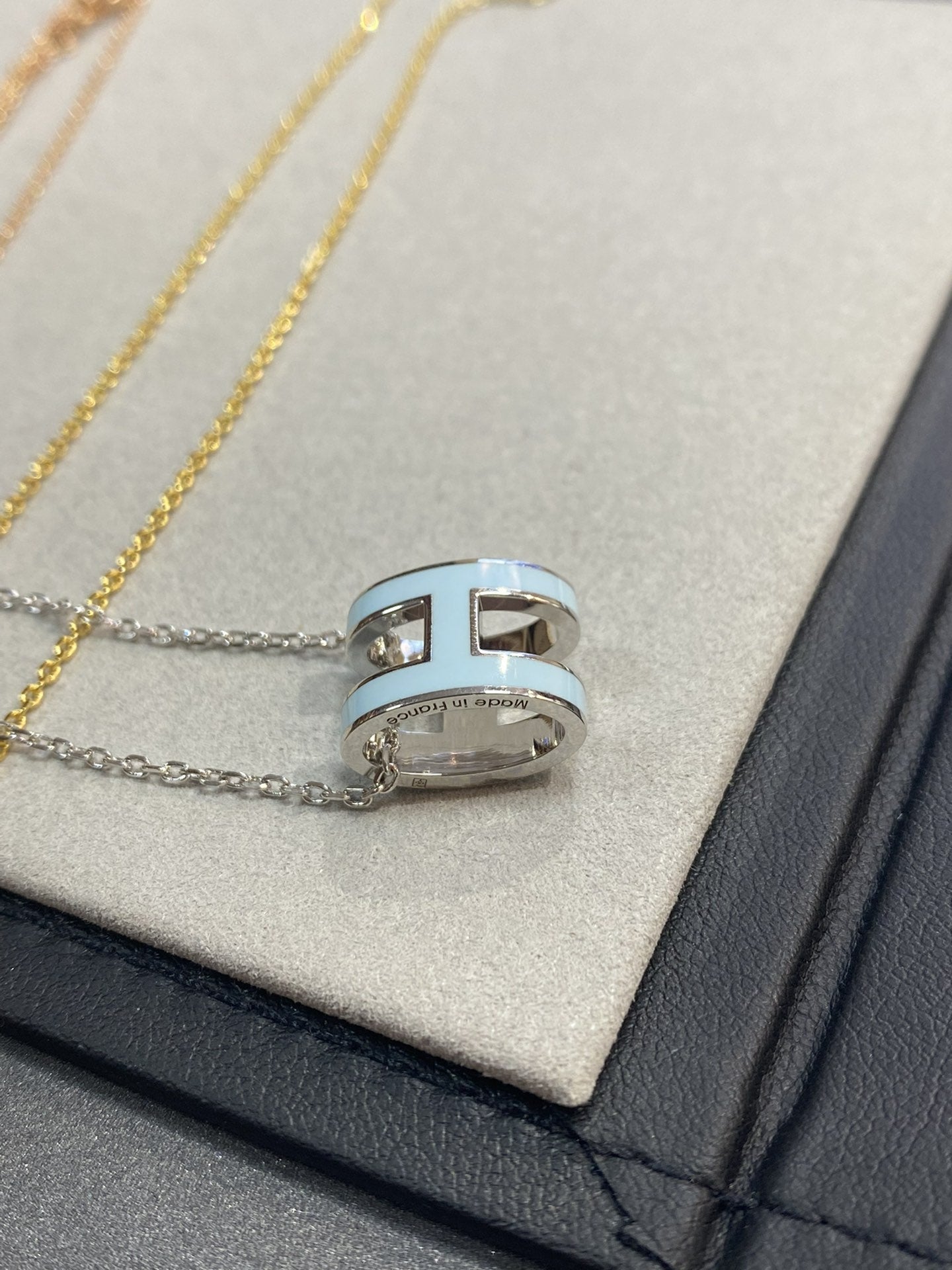 [ELAN LUXE]POP H LIGHT BLUE NECKLACE