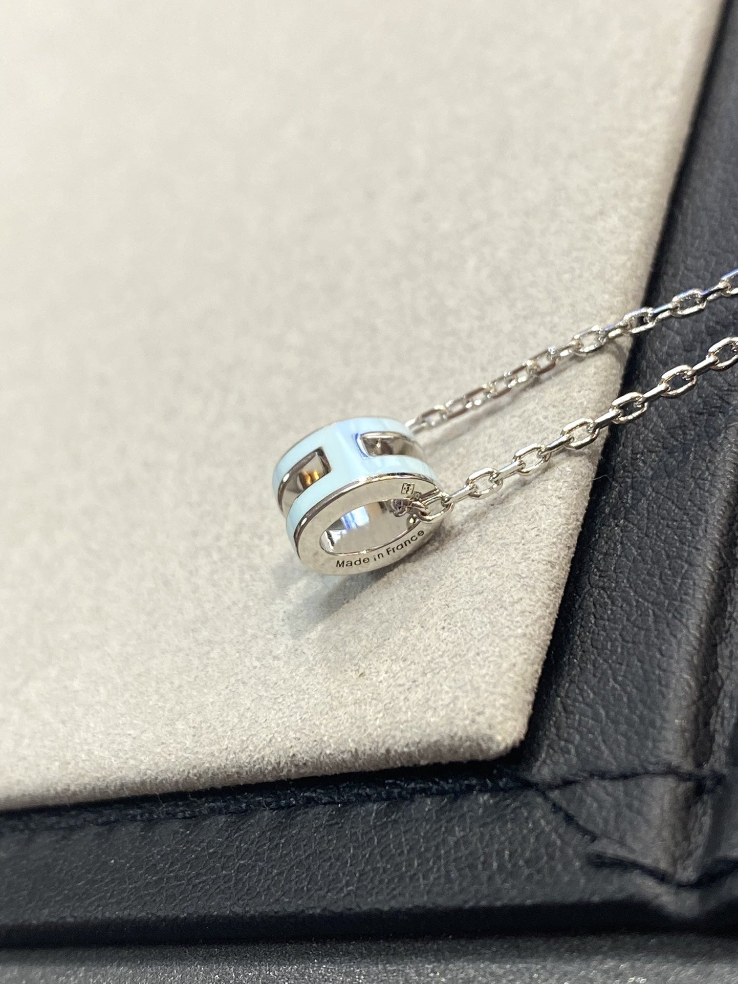 [ELAN LUXE]POP H LIGHT BLUE NECKLACE