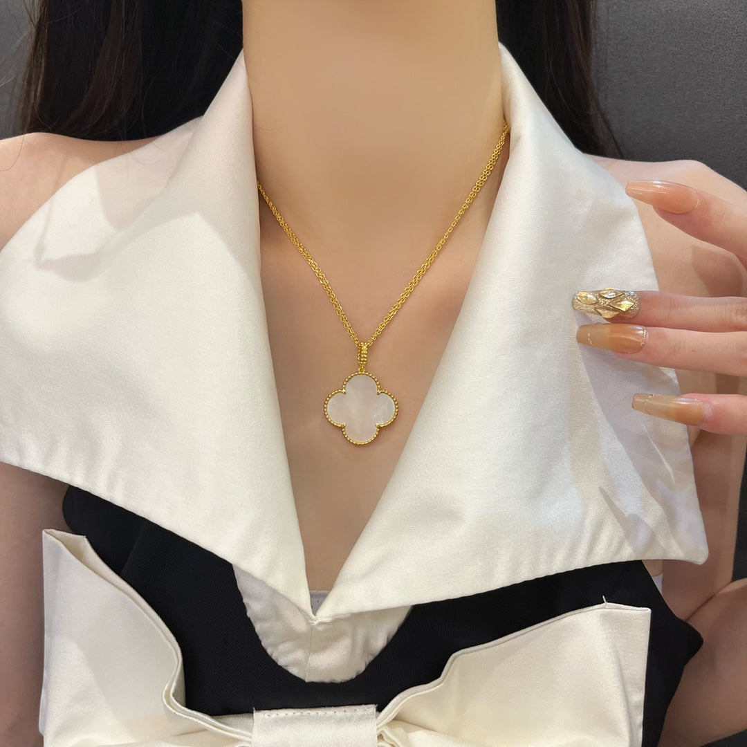 [ELAN LUXE]CLOVER 25MM MOP LARGE PENDANT NECKLACE