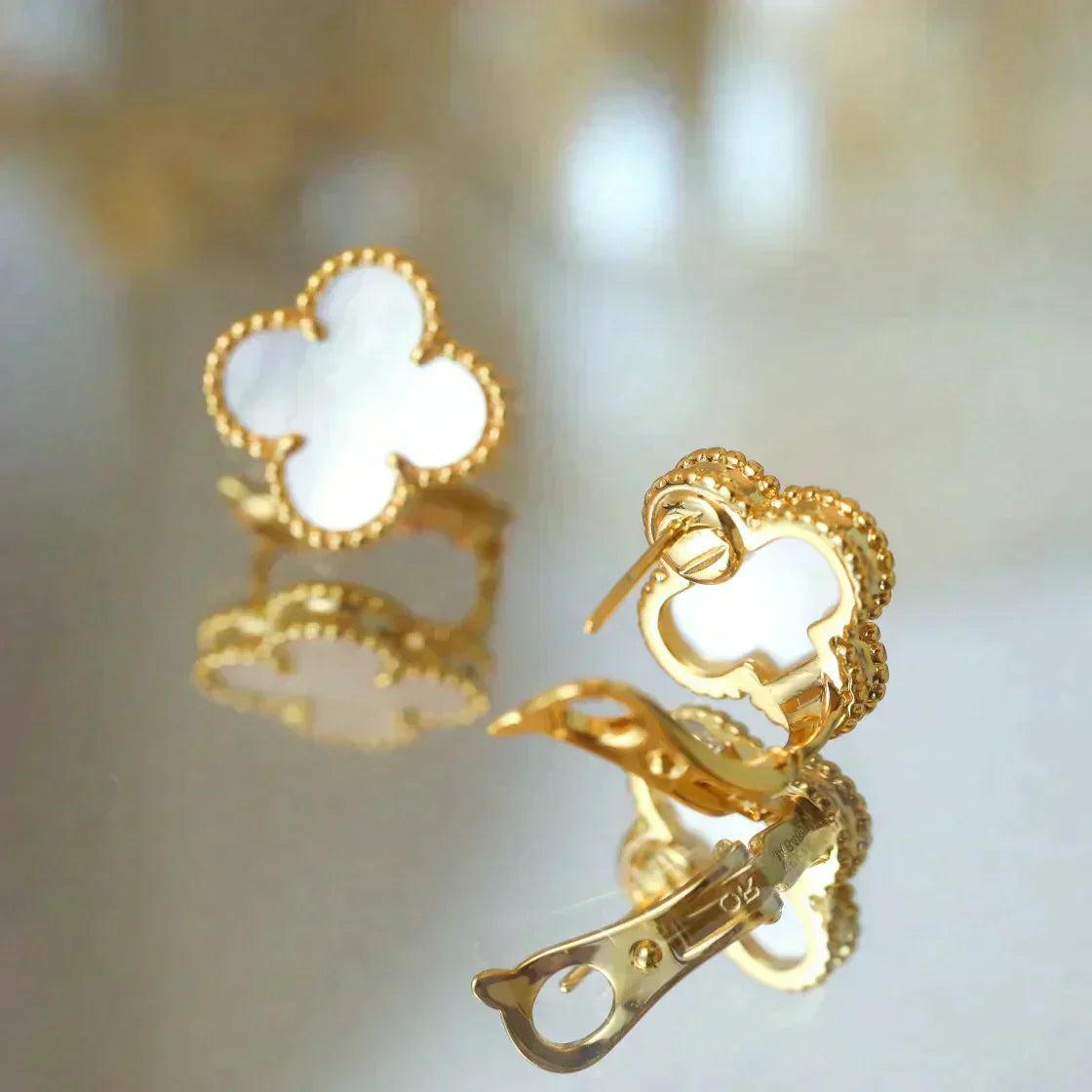 [ELAN LUXE]CLOVER MEDIUM 1 MOTIFS  WHITE MOP STUD EARRINGS