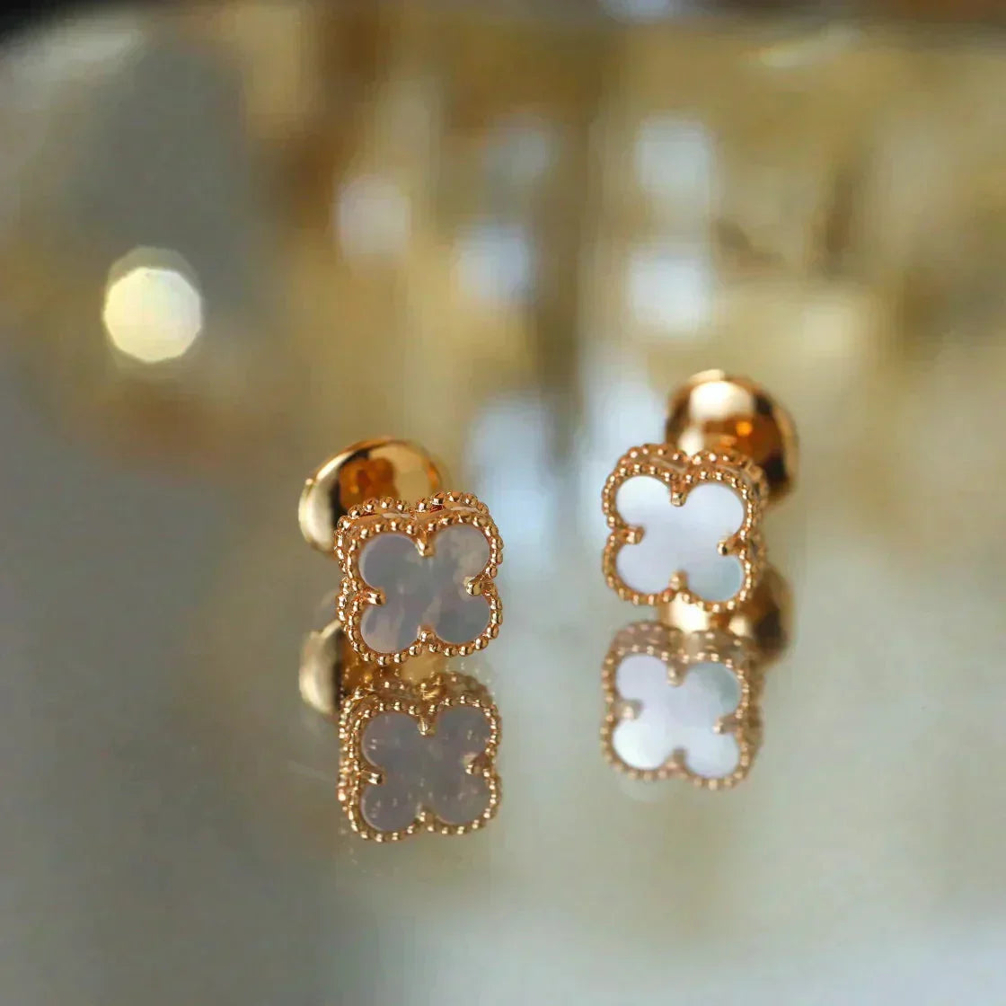 [ELAN LUXE]CLOVER MINI 9.5MM WHITE MOP EARRINGS