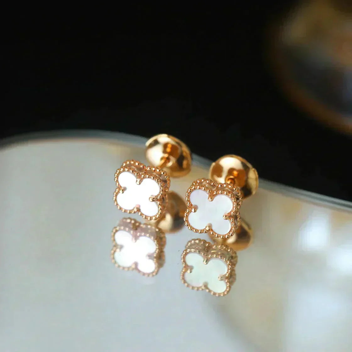 [ELAN LUXE]CLOVER MINI 9.5MM WHITE MOP EARRINGS