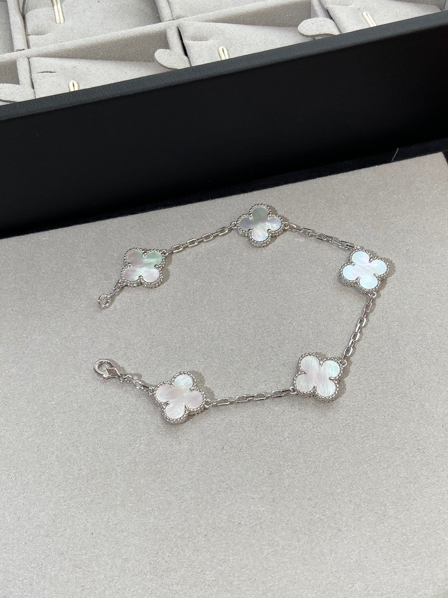 [ELAN LUXE]CLOVER SILVER MOP 5 MOTIF BRACELET