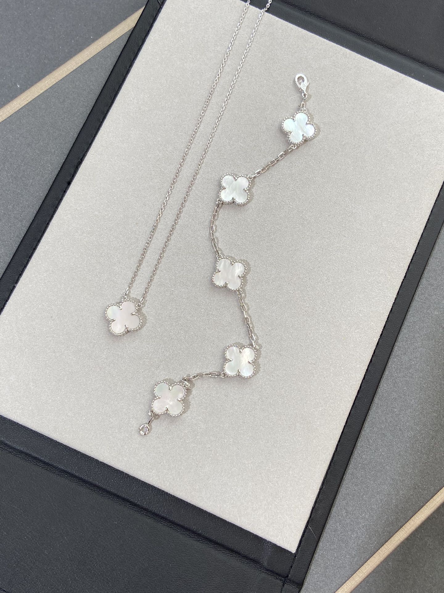 [ELAN LUXE]CLOVER WHITE PEARL MOP 5 MOTIF BRACELET COLLECTION