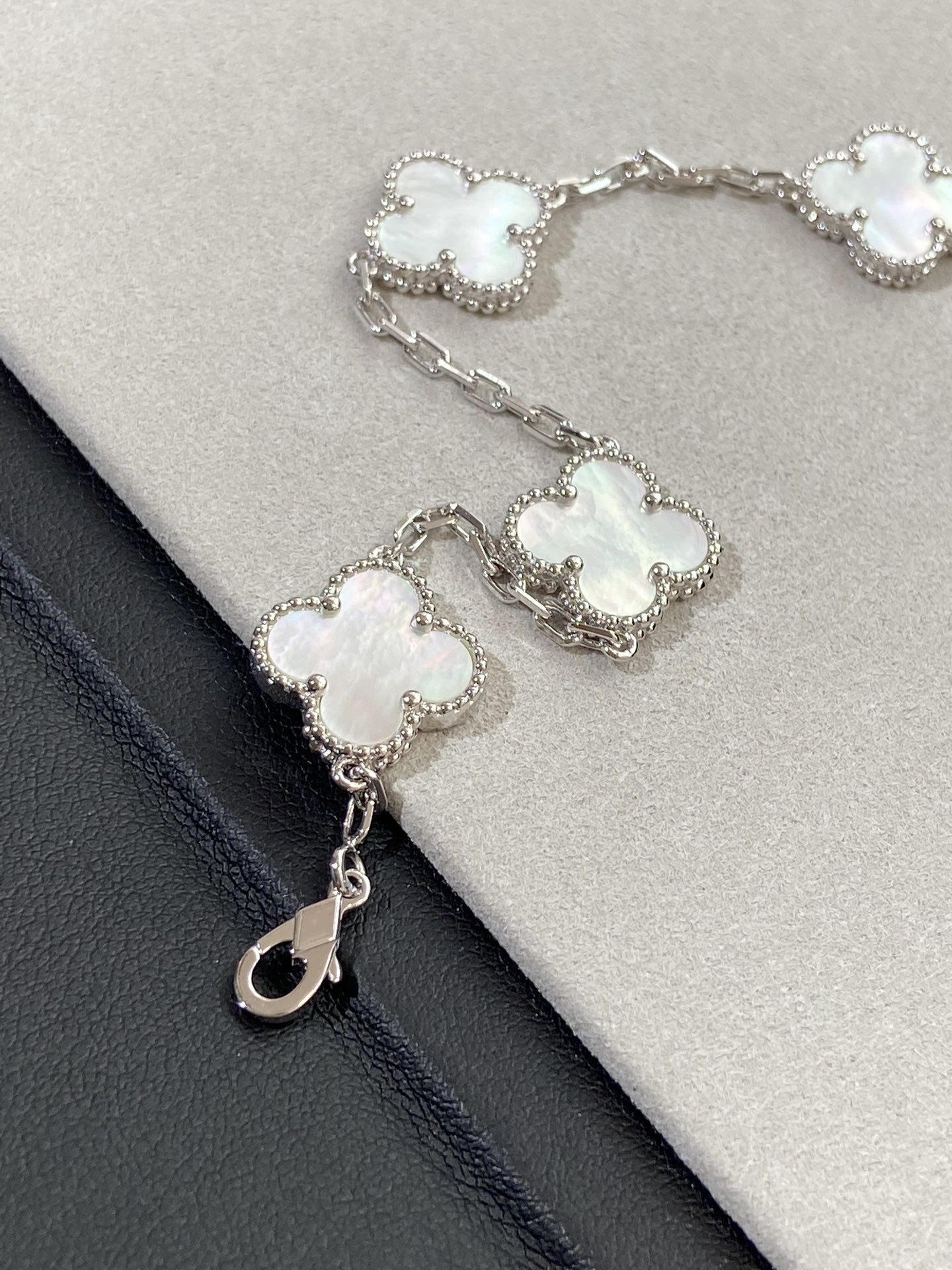 [ELAN LUXE]CLOVER SILVER MOP 5 MOTIF BRACELET