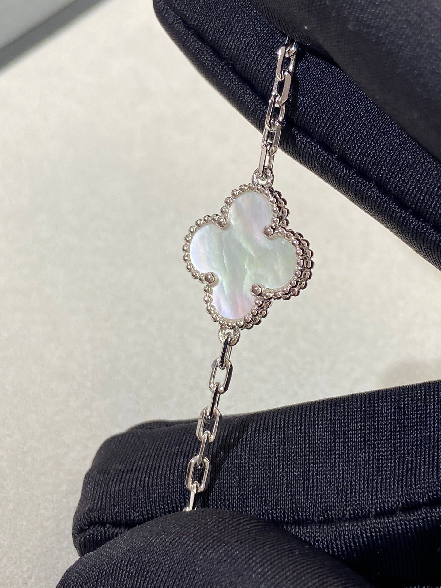 [ELAN LUXE]CLOVER WHITE PEARL MOP 5 MOTIF BRACELET COLLECTION