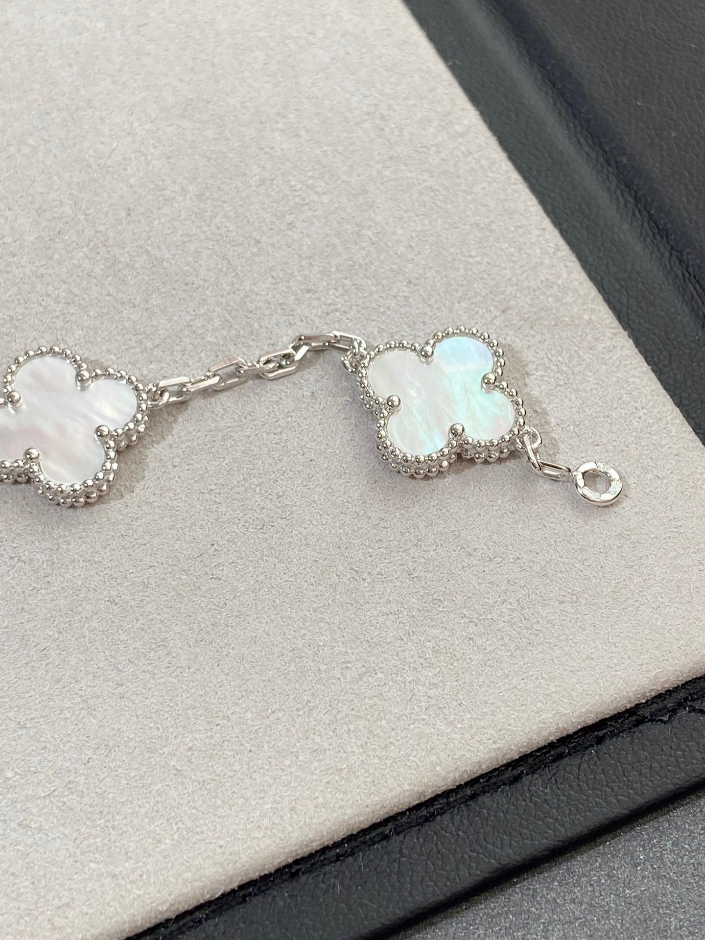 [ELAN LUXE]CLOVER SILVER MOP 5 MOTIF BRACELET