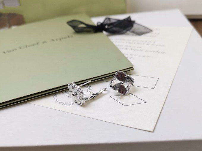 [ELAN LUXE]CLOVER MEDIUM STUD EARRINGS