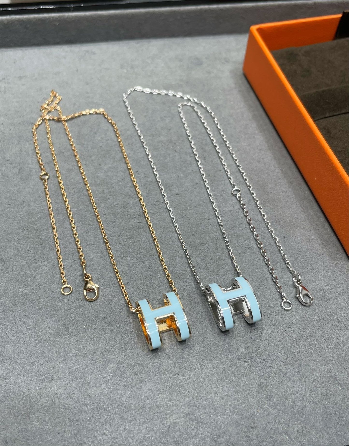 [ELAN LUXE]POP H SKY BLUE NECKLACE