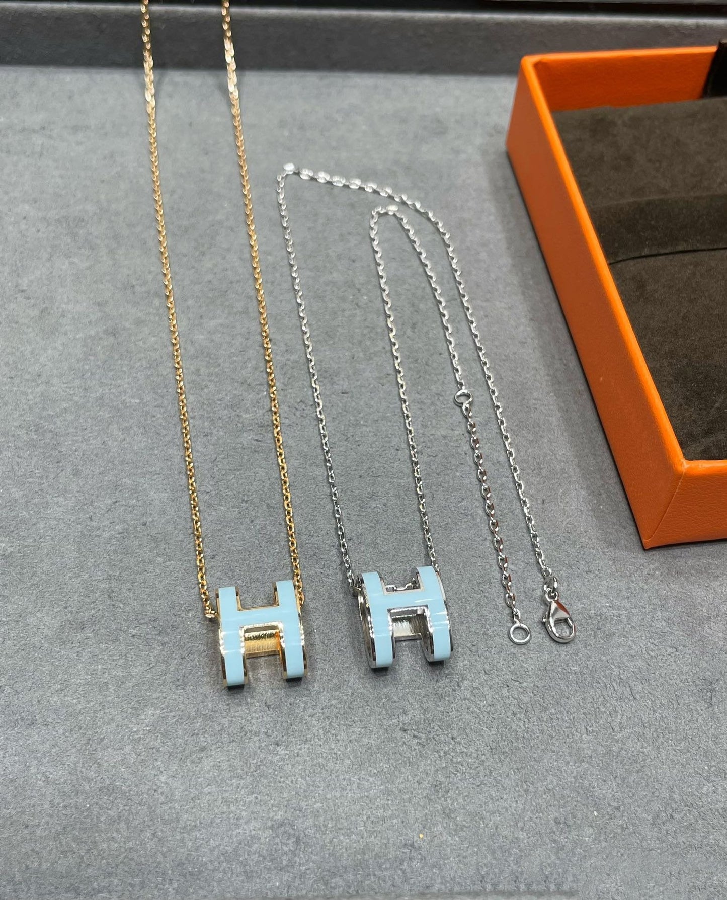 [ELAN LUXE]POP H SKY BLUE NECKLACE